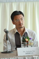 组图：谢霆锋出席活动大方任拍照 拒回应婚变问题 