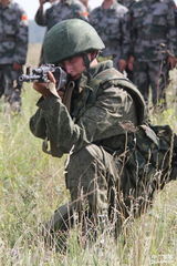 组图：现场实拍中俄军演营地 真枪实弹高手如云