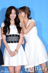 组图：韩团A pink任宣传大使黑白配甜美亮相