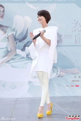 组图：杨丞琳签票会活动 用哑铃搓猛男胸肌