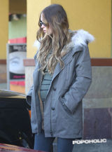 高清图：梅根-福克斯素颜挺大肚出街 老公护驾