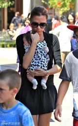 组图：贝克汉姆千金首曝光 小脸肉嘟嘟可爱至极