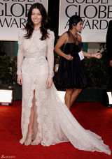 组图：第69届金球奖红毯杰西卡-贝尔高开衩蕾丝裙