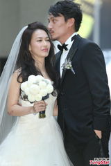 组图：张震大婚献吻娇妻 亲手为新娘提裙摆