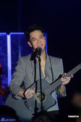 组图：蓝奕邦踩红色高跟鞋开唱 王菀之周国贤助阵