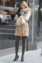 组图：弗莱利现身《绯闻女孩》片场煲电话粥