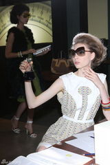 组图：谢怡芬前卫造型出镜 坦言梦想与周杰伦合作