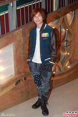 组图：陈智燊亮相拜神仪式 不介意女友性感出镜