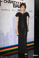 组图：赌王四太梁安琪携何猷亨何超欣出席活动