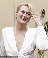 高清组图：梅丽尔-斯特里普V领白裙庄重大方