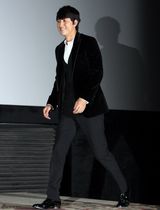 组图：《剑雨》韩国首映 主演郑雨盛帅气亮相