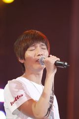 高清图：陈楚生演唱会深圳开锣 与李宗盛隔空对唱