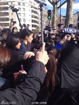 组图：王菲亮相巴黎时装秀 粉丝围观气场足