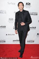 组图：阿德里安亮相晚宴 斯万克蕾丝礼服惊艳