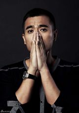 组图：陈龙拍写真晒肌肉 身形魁梧不减武松风采