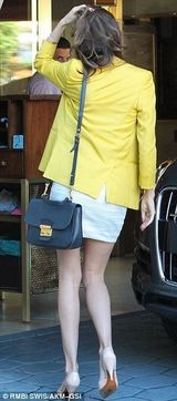 组图：米兰达超市扫货 柠檬黄外套靓丽秀美腿