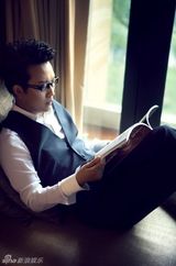 组图：李玉刚时尚大片儒雅帅气 将首次挑战导演