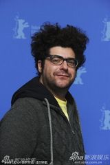 高清图：《神秘世界》发布会 导演莫雷诺顶爆炸头