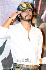 组图：SBS《武士白东秀》发布 俞承浩现身笑容亲切