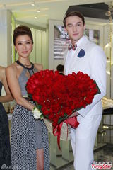 组图：李美凤享受现有生活 不考虑复出拍戏