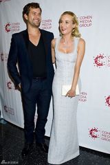 组图：戴安-克鲁格白色长裙大气助阵《再见我的皇后》