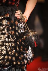 组图：章子怡戛纳走秀抹胸长裙秀美肩