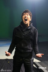 幻灯图集：阮经天赵又廷拍MV 斗演技比身材玩暧昧