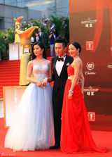 组图：江一燕现身上海电影节 烈焰红唇性感妖娆