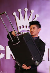 组图：吴奇隆上海捞金 分享时尚旅行态度与装备