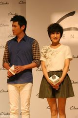 组图：陆毅鲍蕾情侣装现身 出席活动受媒体热捧