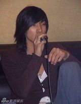 组图：张亮早期雷人照曝光 长发飘飘扮女妆