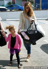 组图：杰西卡阿尔芭带两爱女学舞蹈 大女儿连换潮装