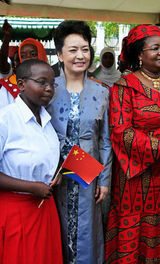 组图：彭丽媛出访频换装 时尚造型华美典雅