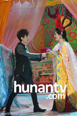 组图：谢娜大咖秀扮女儿国国王与维嘉演狗血戏