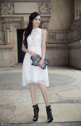 组图：吴佩慈巴黎时装周首秀 与设计师亲密互动