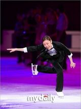 组图：韩花样滑冰运动员金妍儿变身冰上杰克逊