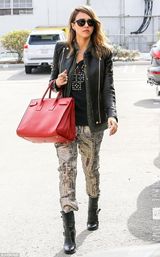 组图：阿尔芭皮衣帅气街拍 拎名牌包十足辣妈