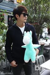 组图：韩星朴施厚抱玩偶街头卖萌开心似孩童