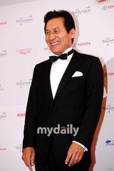 组图：大钟奖红毯星光熠熠 群星华服登场斗艳