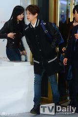 组图：f(x)签名会 Sulli清新Amber露手腕纹身