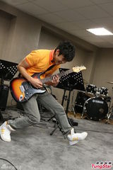 组图：刘子千将开演唱会 搞怪刷吉他