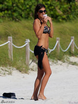 组图：意大利超模克劳迪娅黑色比基尼秀美臀
