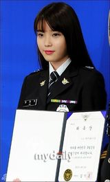 组图：IU被任命为学校暴力防治大使及名誉警察