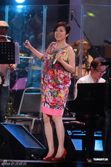 组图：黄韵玲香港开唱大方露背 赞杨千嬅够义气