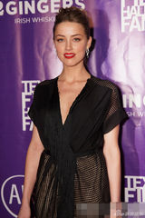 组图：德普携未婚妻艾梅柏甜蜜亮相颁奖礼