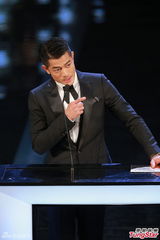 组图：郭富城颁发金像奖最佳导演 为寒战欢呼