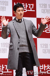 组图：高修宣传新片《创口贴》 韩孝珠卖萌