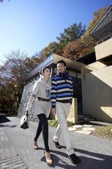 组图：董璇高云翔日本拍杂志封面 红枫林间共赏秋色