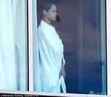 组图：蕾哈娜素颜现身酒店 面色憔悴双眼无神