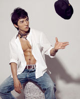 组图：许诺登时尚刊封面 引领新男色秀健康身材